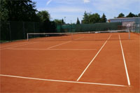 Tenisplatz mit rotem Sand
